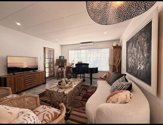 2 BEDROOM TOWNHOUSE FOR SALE IN NEWCASTLE CENTRAL